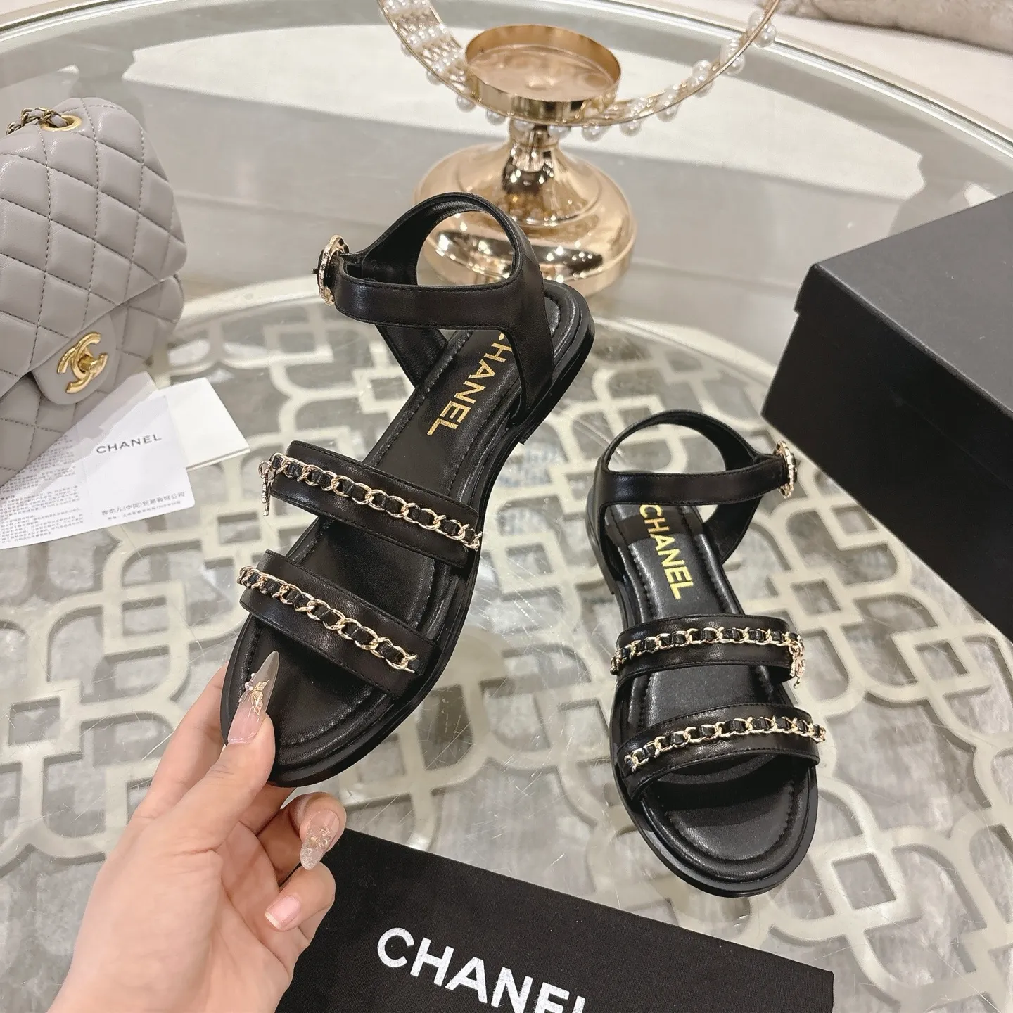 👟👟Ex-factory price 560👟👟Chanel Xiaoxiang 2025ss spring and summer latest catwalk fashion chain decoration top quality! Accurate to 1:1, light luxury without tiring the feet, the upper foot can be matched with spring and summer clothes at will, highlighting texture and taste, simple yet luxurious appearance, even if it is just a pair of sandals, it is definitely a must-have pair in the summer shoe cabinet. Upper: imported lambskin. Lining: imported sheepskin lining. Outsole: original customized outsole. Size: 35-40 (40.41.42 custom-made, non-returnable)